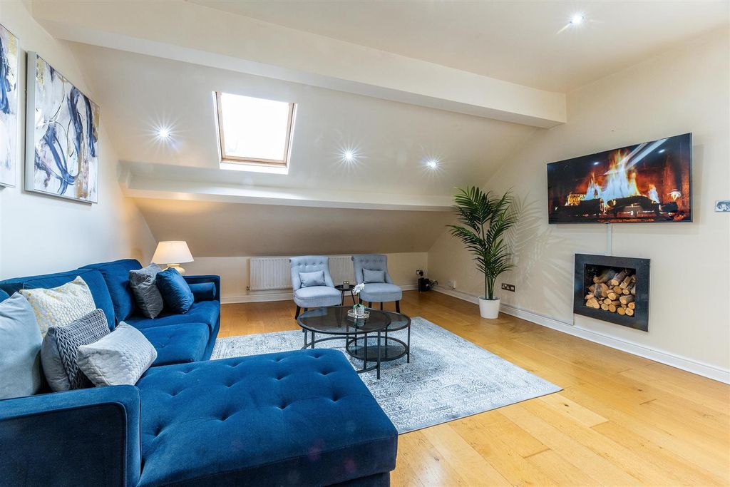 Property photo 3 of 24 7 Redcliffe Road 011