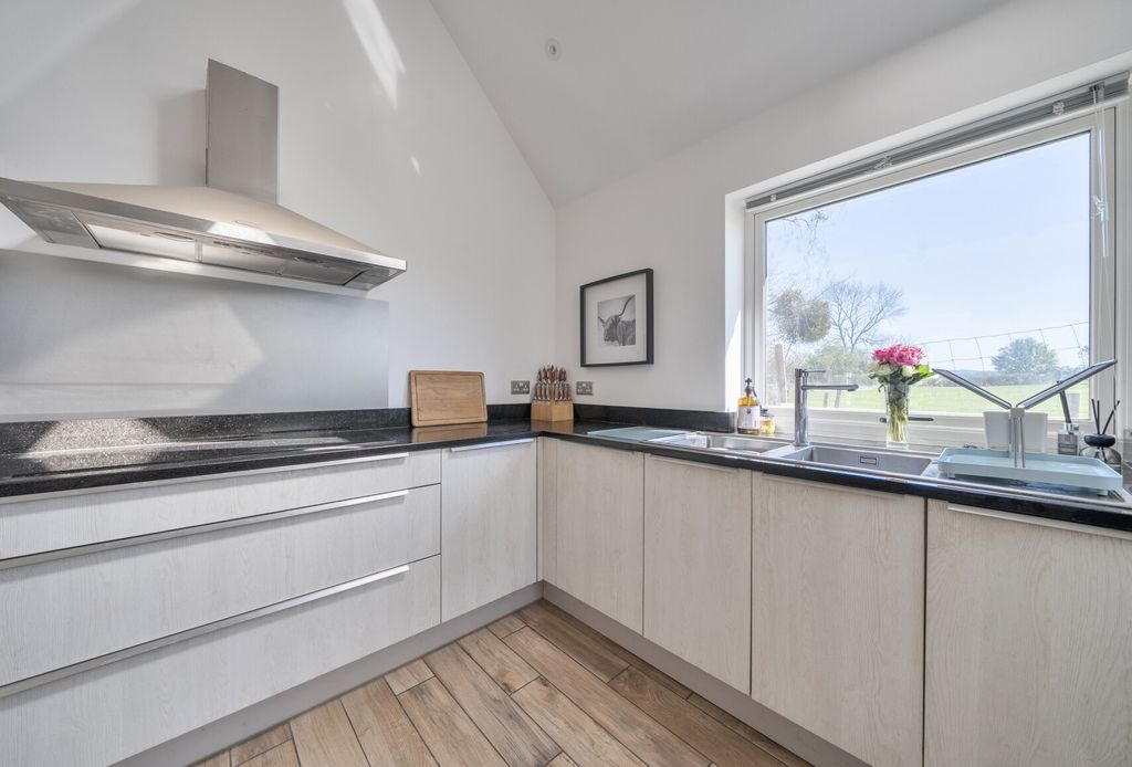 Property photo 3 of 13 1438201-6-69d5298...