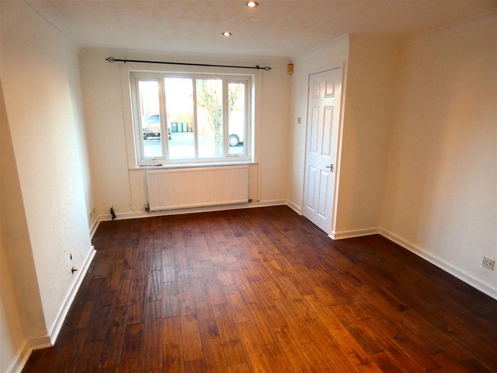 Property photo 2 of 8 6 Larchwood Lounge.Jpg