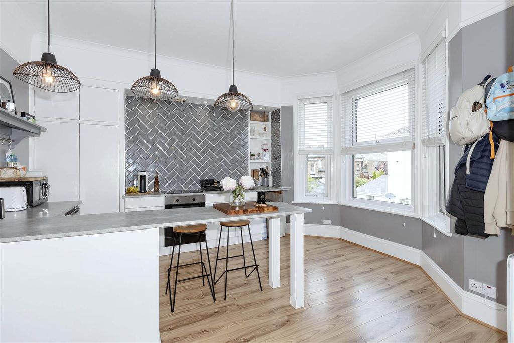 Property photo 2 of 9 Tennyson_2.Jpg