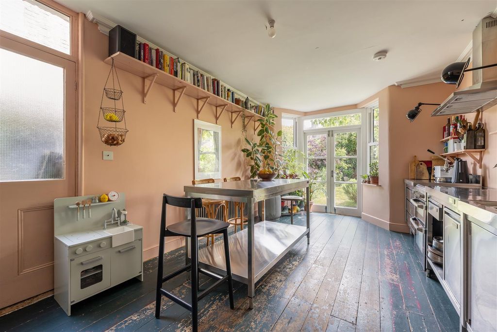 Property photo 3 of 34 Second Avenue, E12