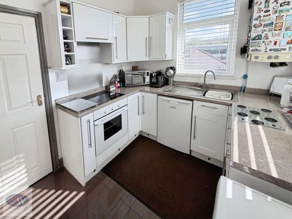 Property photo 3 of 18 Kitchen