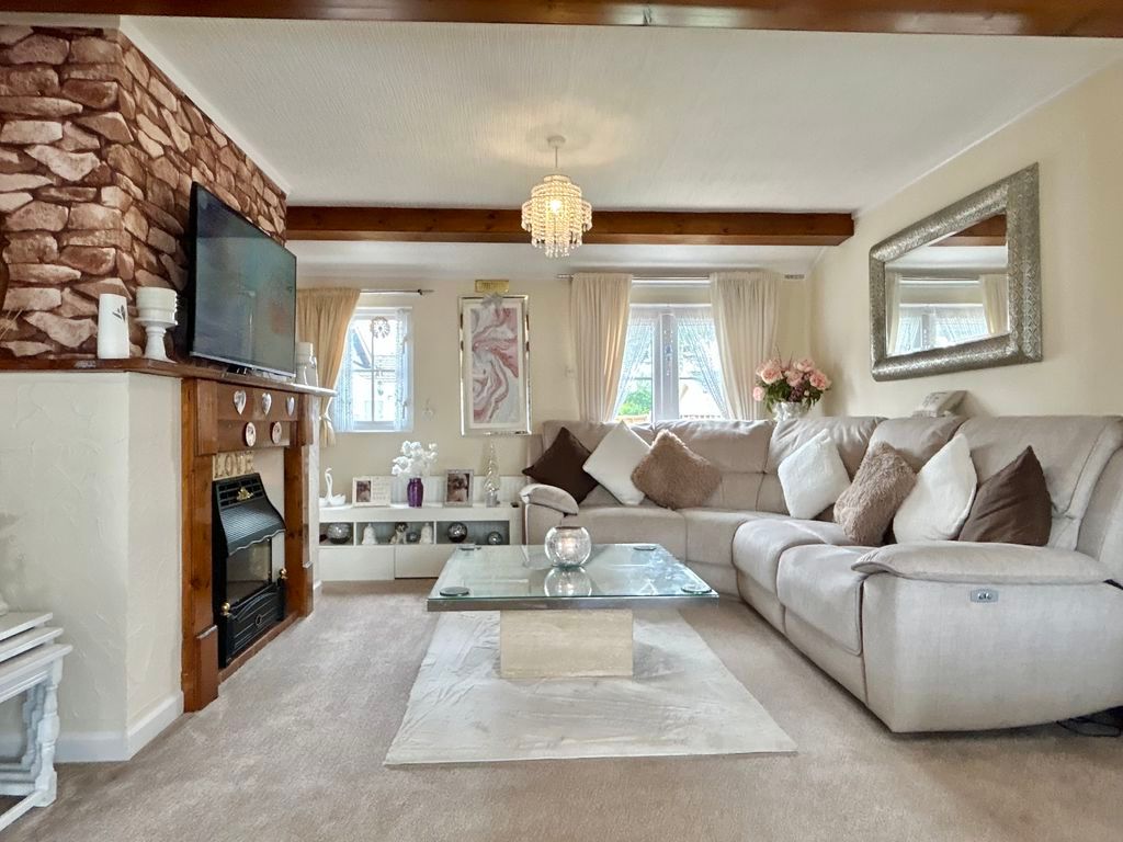 Property photo 2 of 16 Lounge