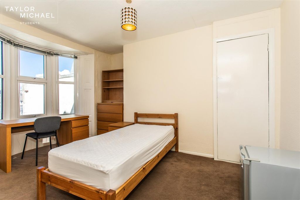 Property photo 3 of 9 Room