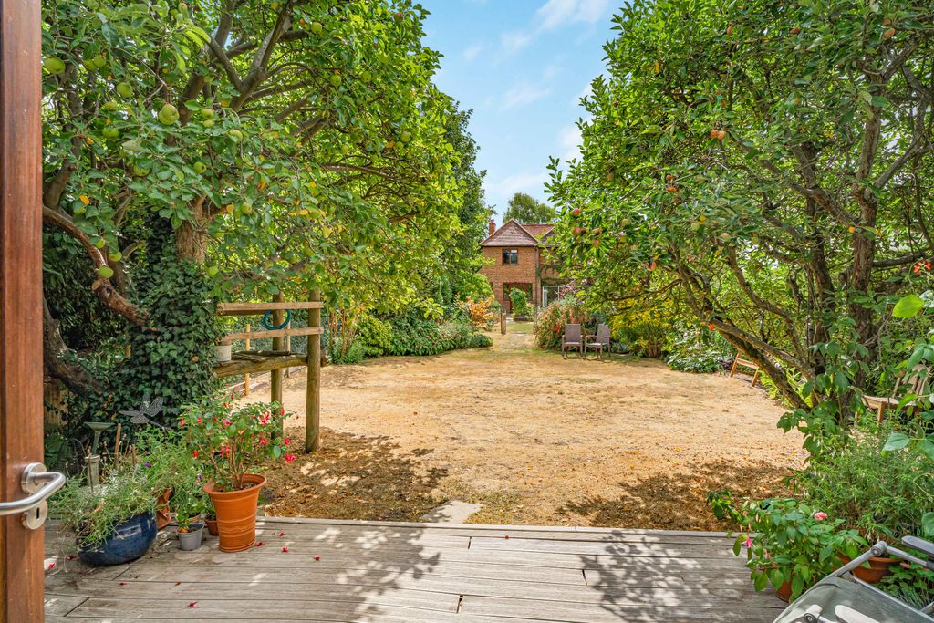 Property photo 3 of 25 Garden