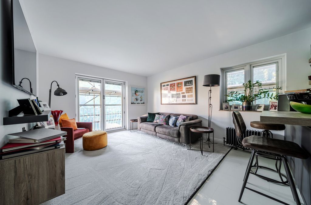 Property photo 2 of 15 1452865-30-69F322...