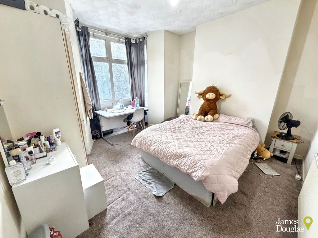 Property photo 3 of 14 Bed1 (2)