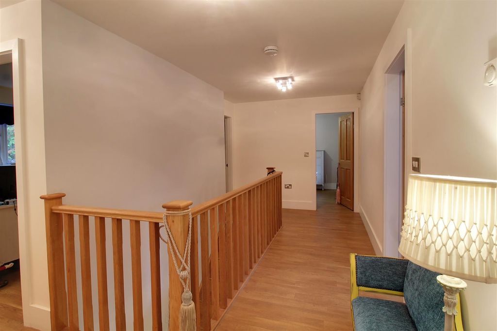 Additional image 28 of 5 bed detached house for salePeplins Way, Brookmans Park AL9