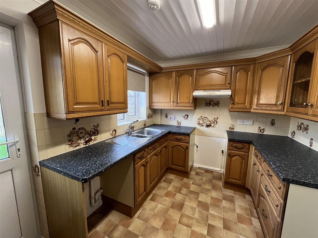 Property photo 3 of 8 Kitchen