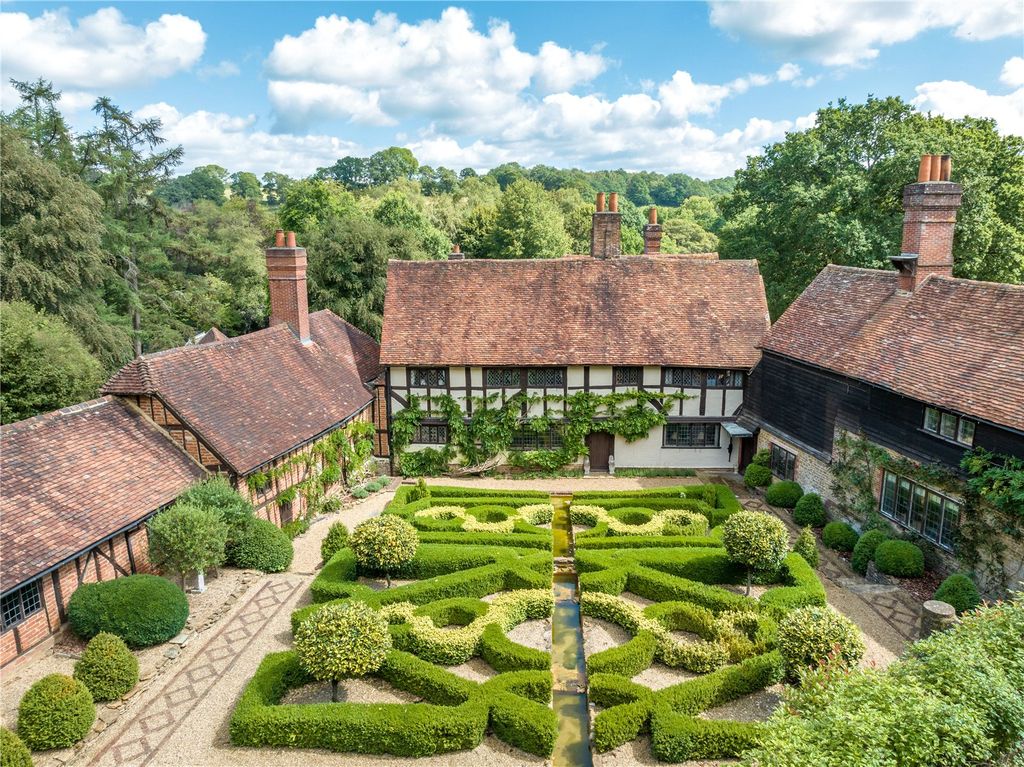 Property photo 2 of 33 Courtyard Facade
