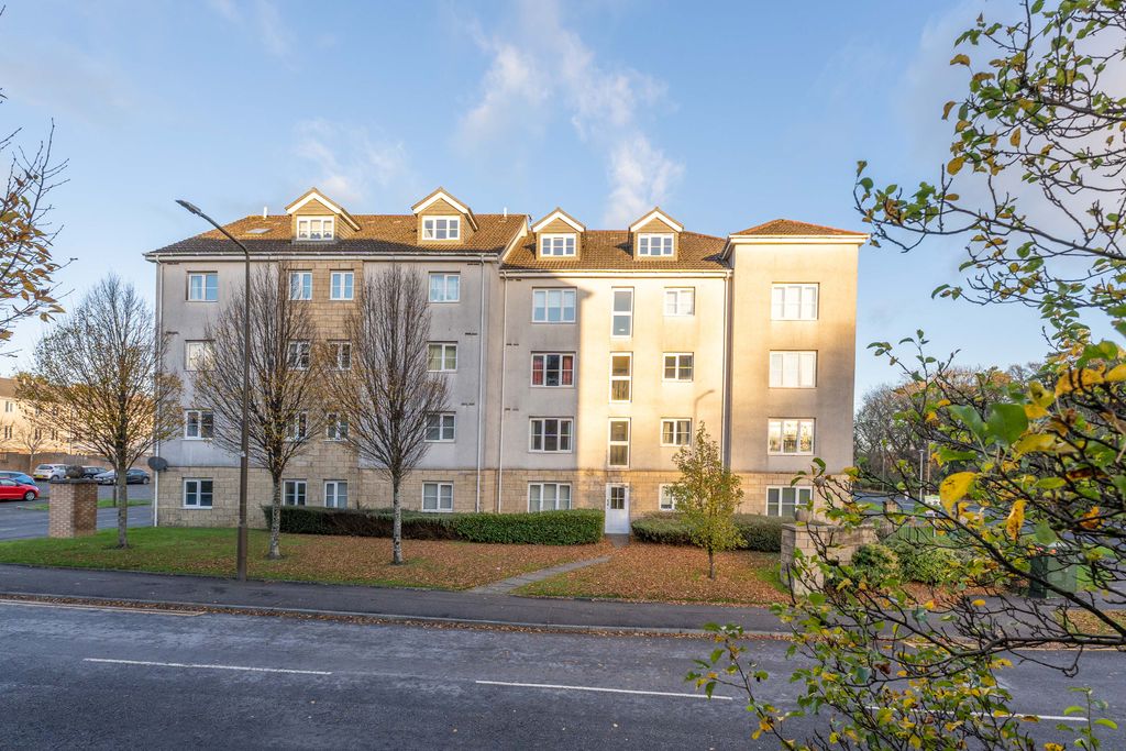 Property photo 1 of 12 176 Queens Crescent 02