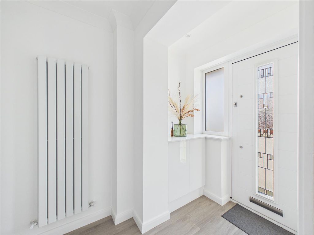 Property photo 3 of 22 Cam04090G0-Pr0172-Still010.Jpg