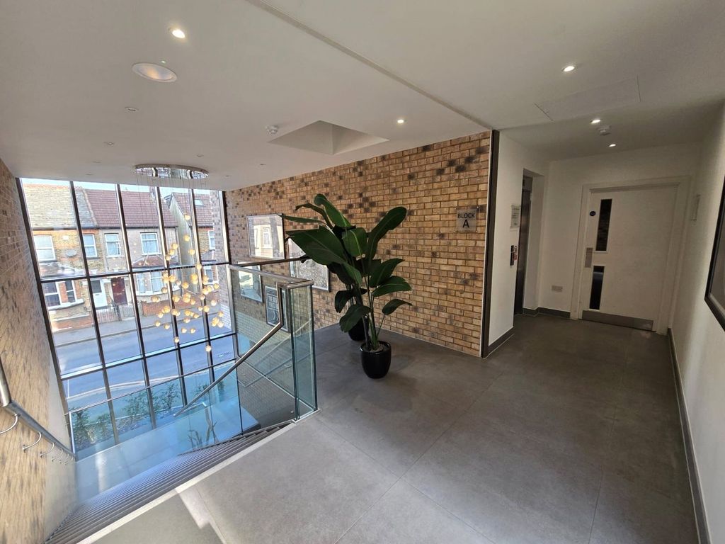 Property photo 3 of 24 Entrance (2)
