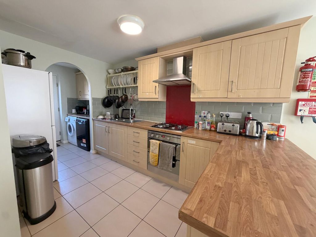 Property photo 2 of 8 Kitchen