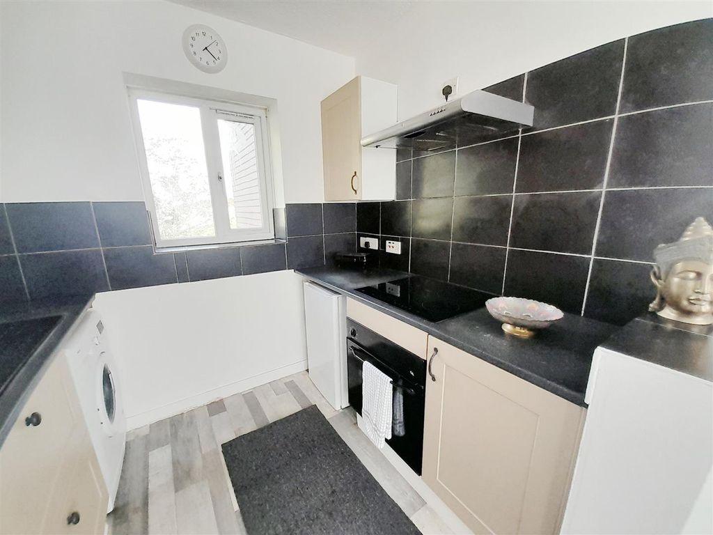 Property photo 3 of 8 4