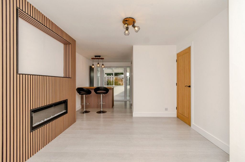 Property photo 3 of 17 Photo