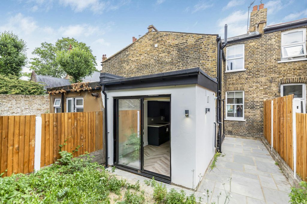 Property photo 3 of 13 Daniel_Watney__Frobisher_Street__10.Jpg
