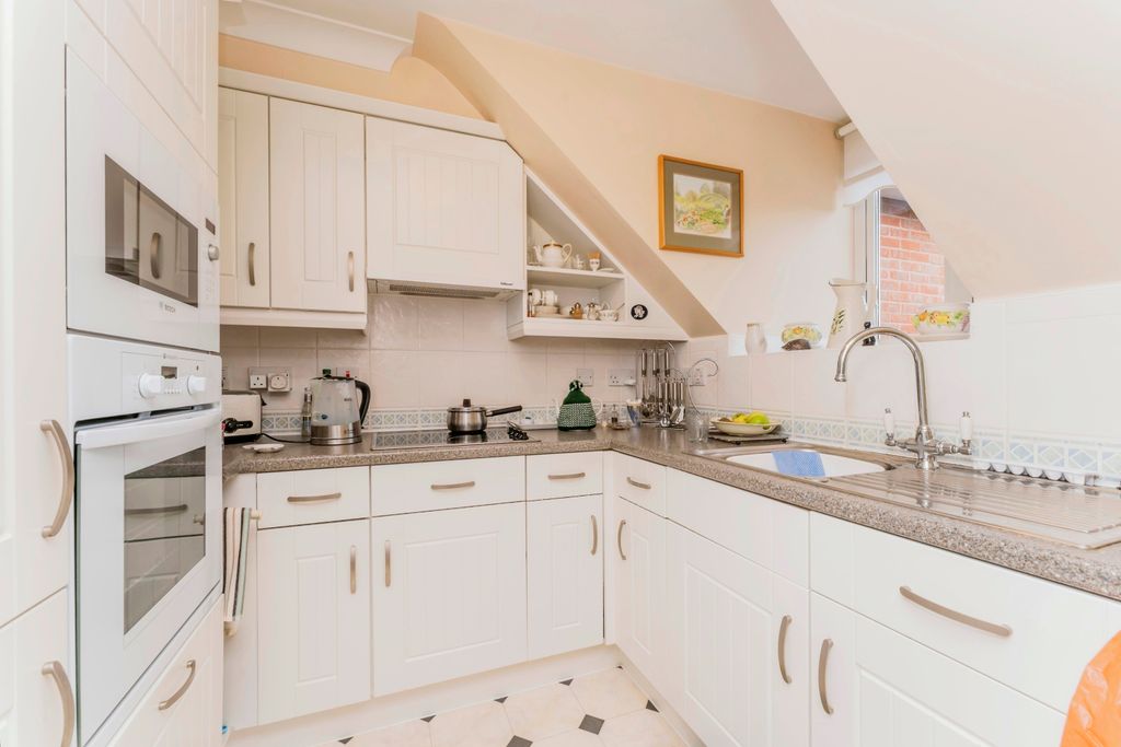 Property photo 3 of 10 Kitchen