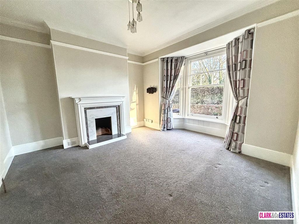 Property photo 2 of 13 Lounge