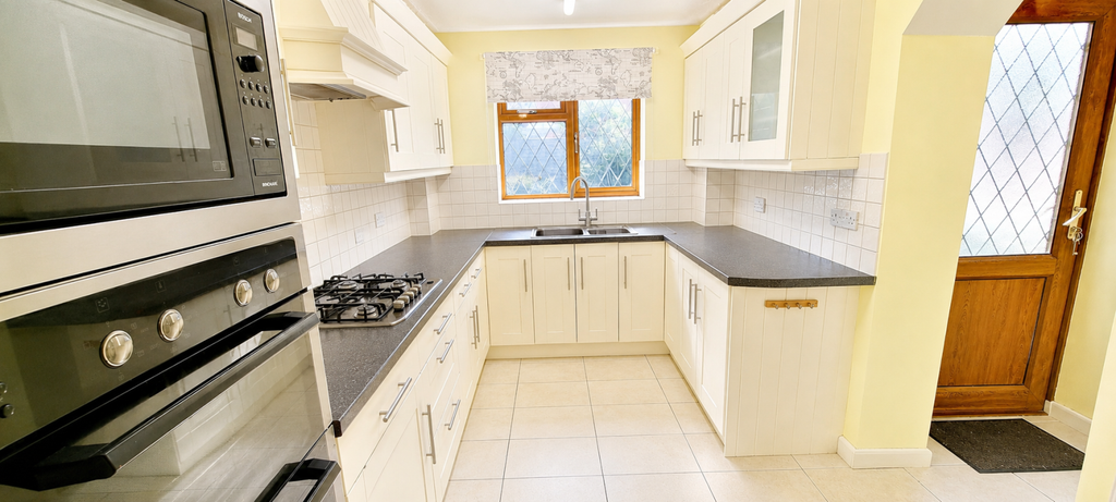 Property photo 2 of 7 Kitchen