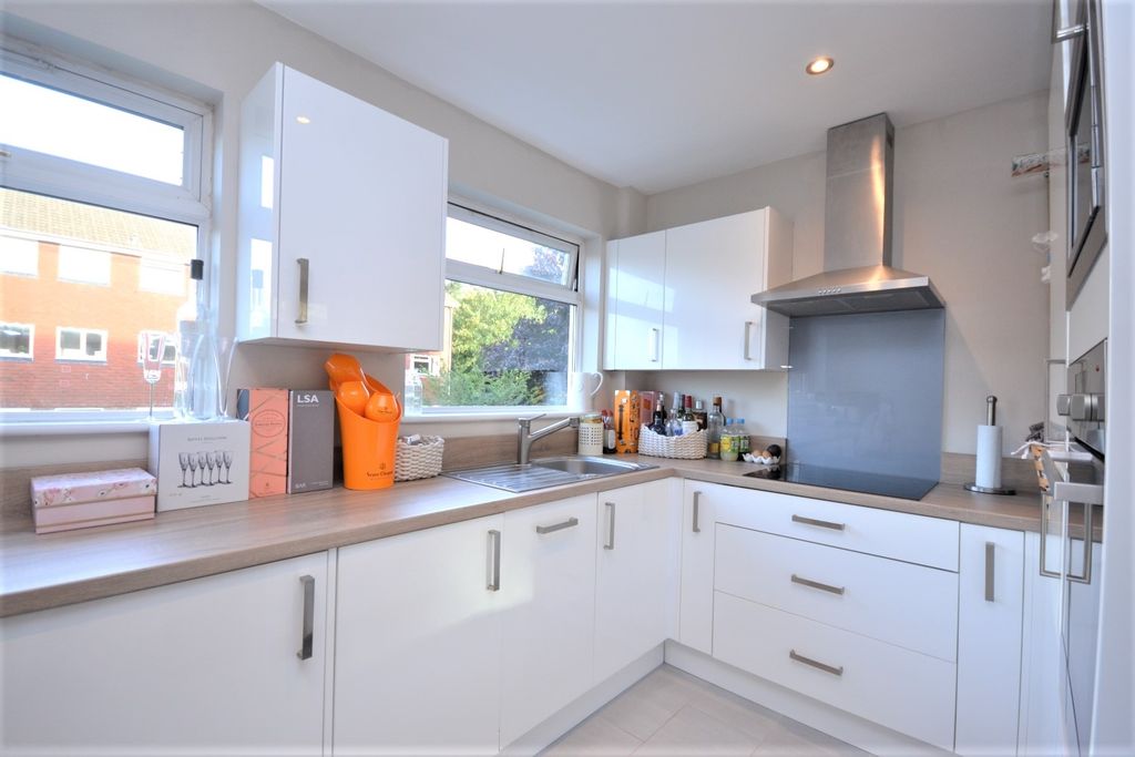Property photo 2 of 8 Kitchen (2)
