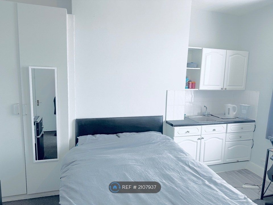 Property photo 1 of 7 Studio Own Kitchen &amp; Bathroom