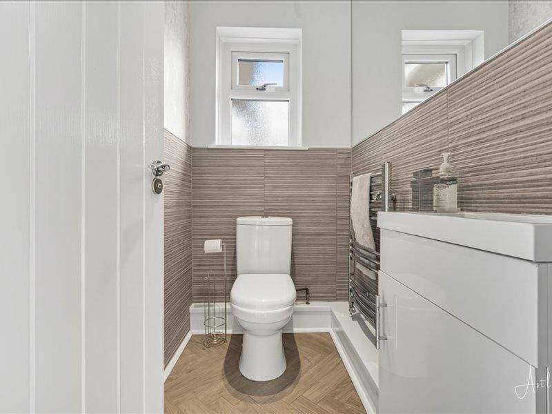Property photo 3 of 33 Cloakroom
