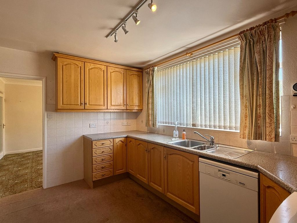 Property photo 3 of 18 Kitchen