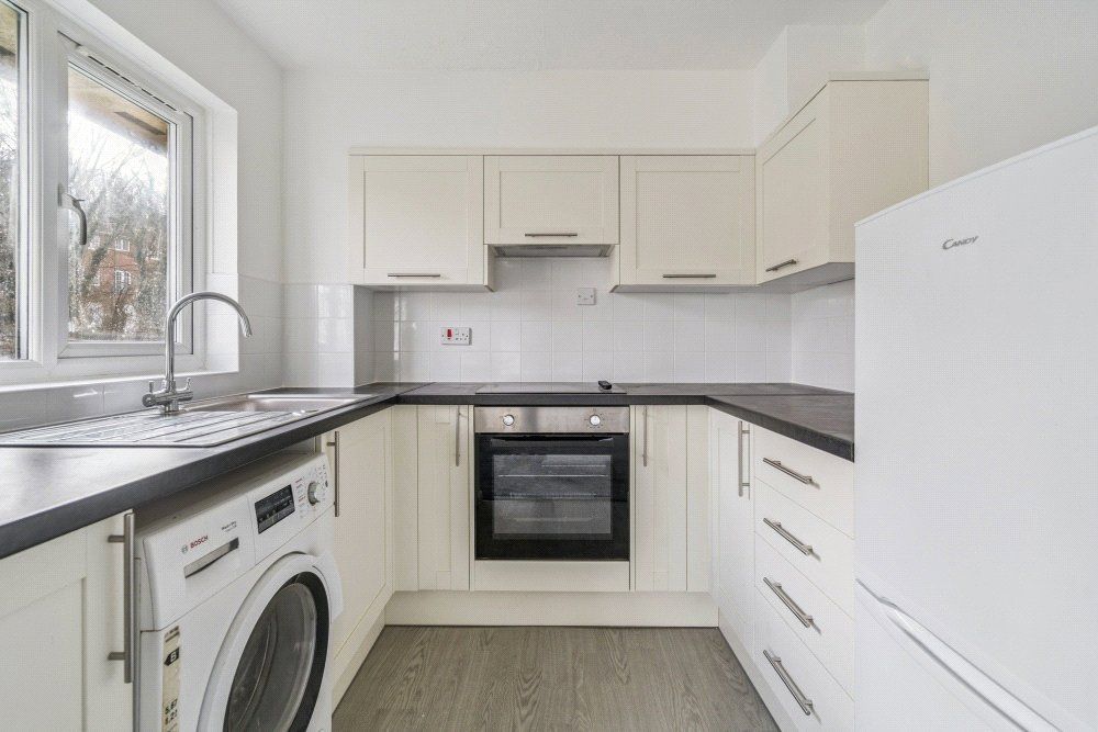 Property photo 3 of 10 Kitchen