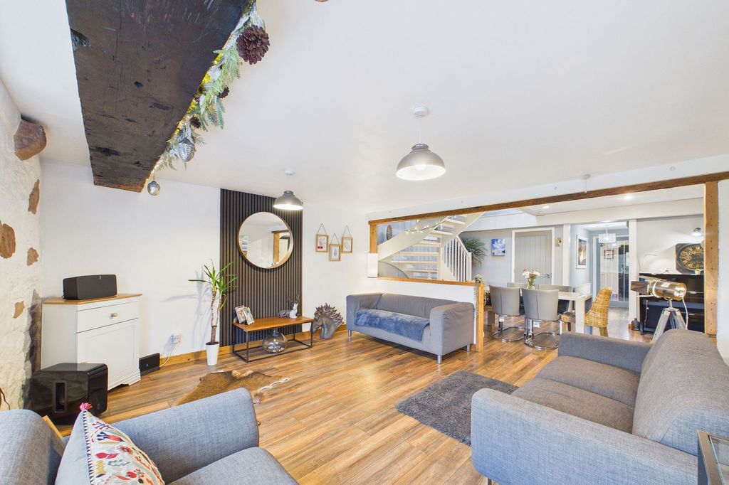 Property photo 2 of 31