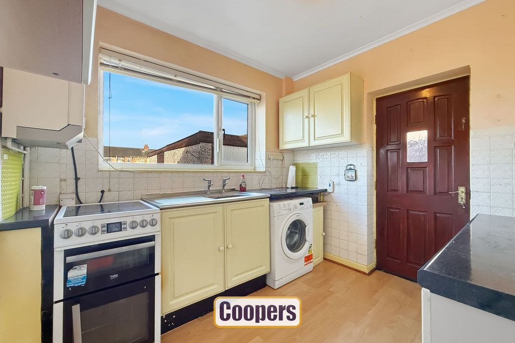 Property photo 3 of 10 Kitchen