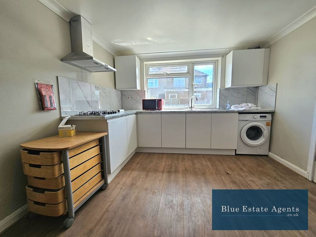 Property photo 3 of 6 Kitchen