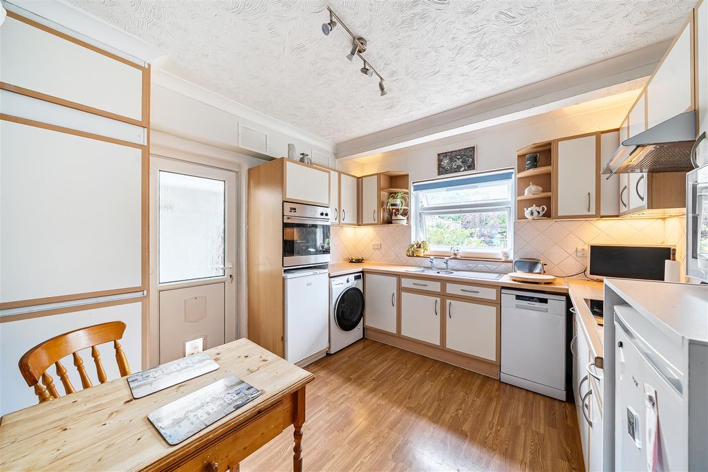 Property photo 3 of 10 Hillrise Avenue - Kitchen Diner.Jpg