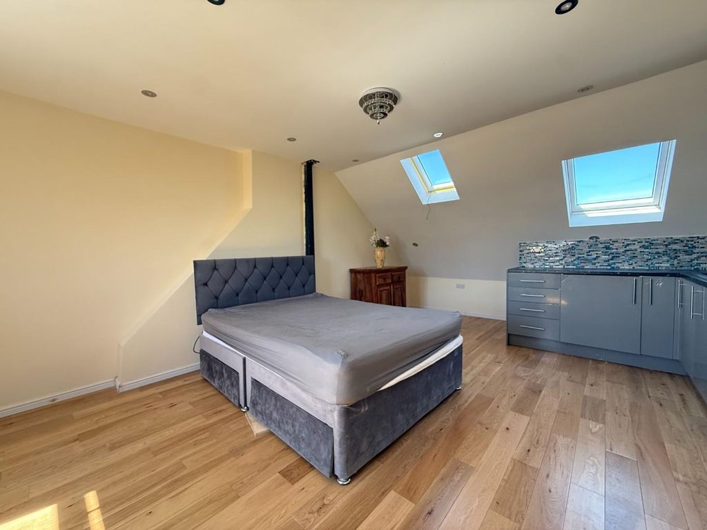Property photo 1 of 8 i