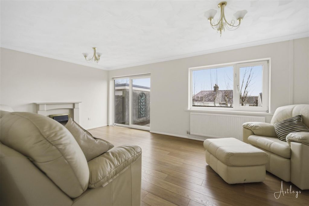 Property photo 2 of 15 Lounge