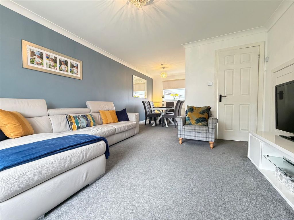 Property photo 3 of 11 Lounge