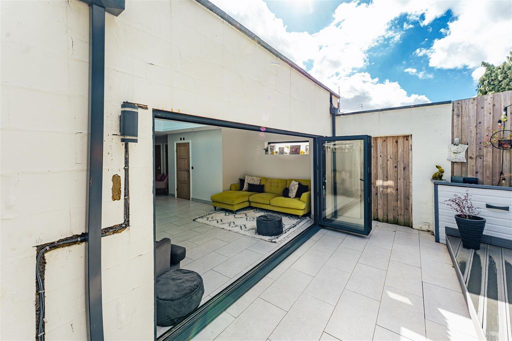 Property photo 2 of 33 42 Hillside Avenue, Kettering (10 Of 33).Jpg