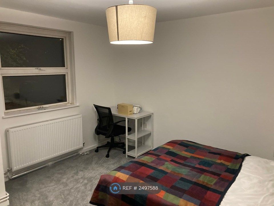 Property photo 2 of 14 Room 2 - Available On 1st August (£800)