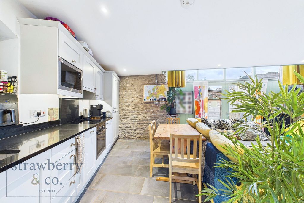 Property photo 2 of 22