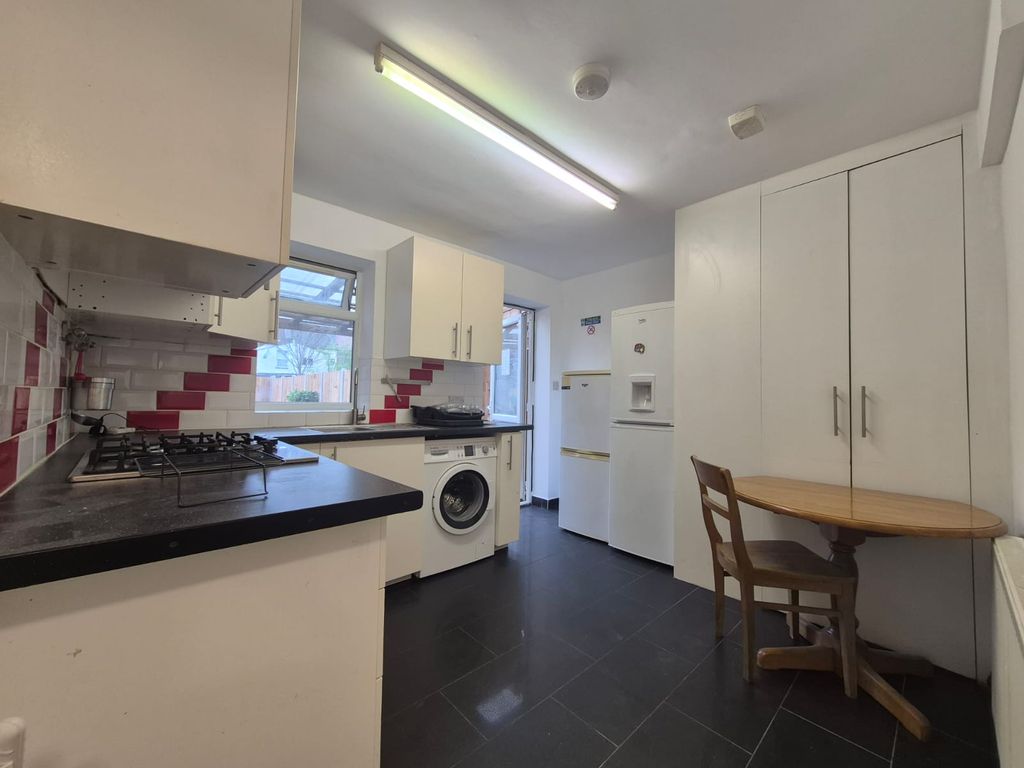 Property photo 1 of 6 Studio With Private Garden &amp; Modern Kitchen, N9