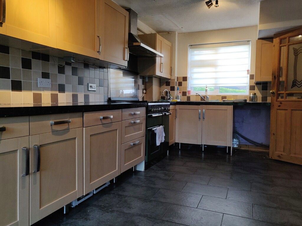 Property photo 3 of 17 Kitchen