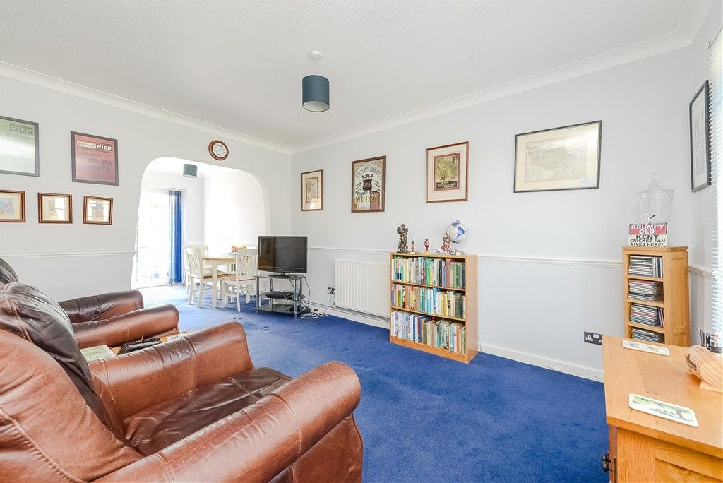 Property photo 3 of 10 Lounge