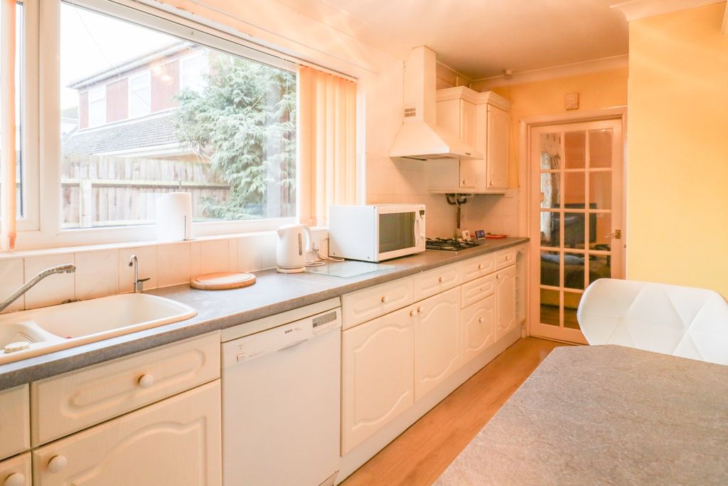 Property photo 2 of 19 4824344