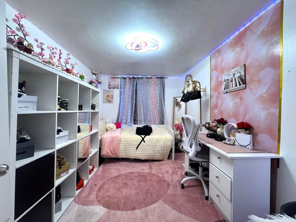 Property photo 3 of 8 Gallery