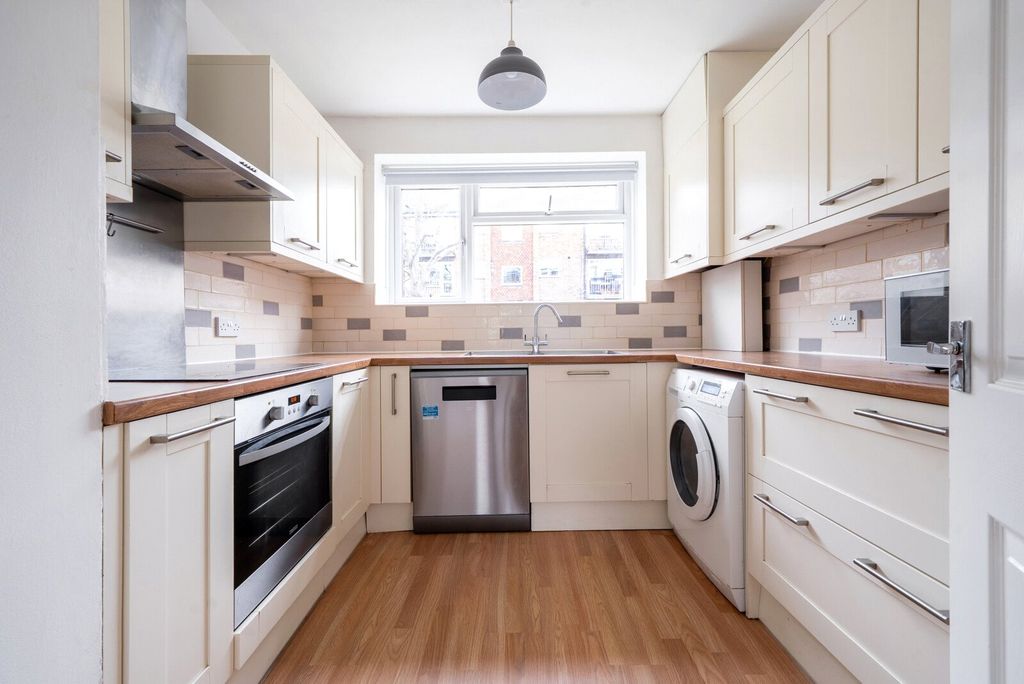 Property photo 3 of 9 Kitchen