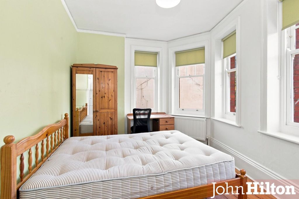 Property photo 3 of 16 Egremont Place15.Jpg