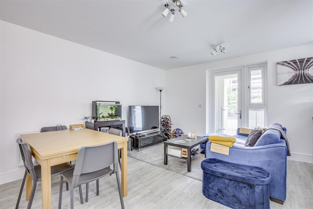 Property photo 2 of 11 1 The Pavilion, Lilys Walk, Hp11 2Fx-3.Jpg