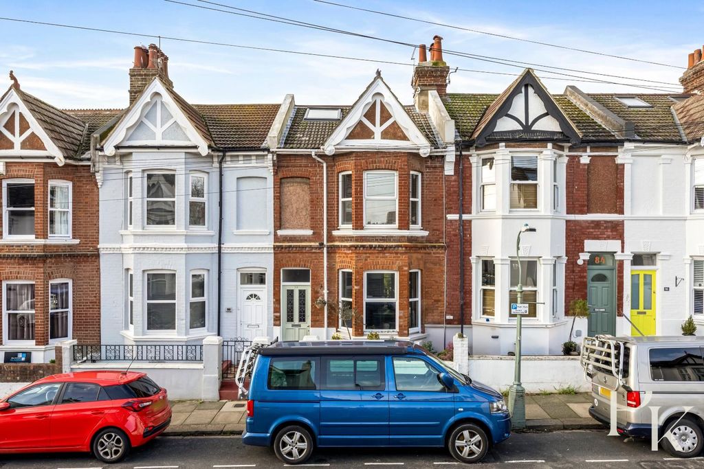 Property photo 1 of 21 Tamworth Road-003.Jpg