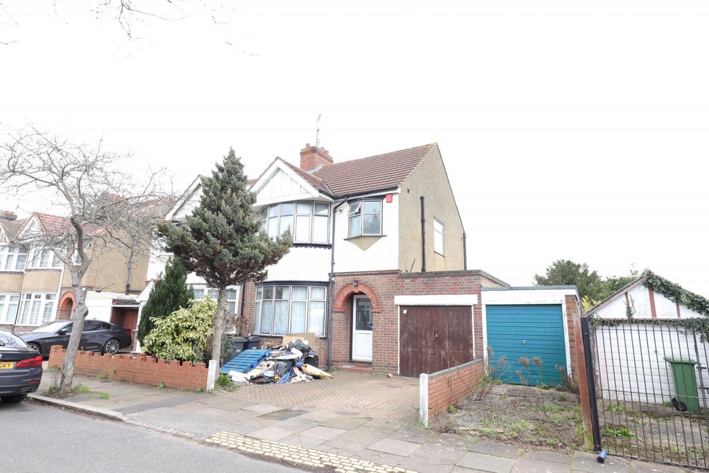 Property photo 1 of 10 3 Bedroom Semi Detached House For Rent