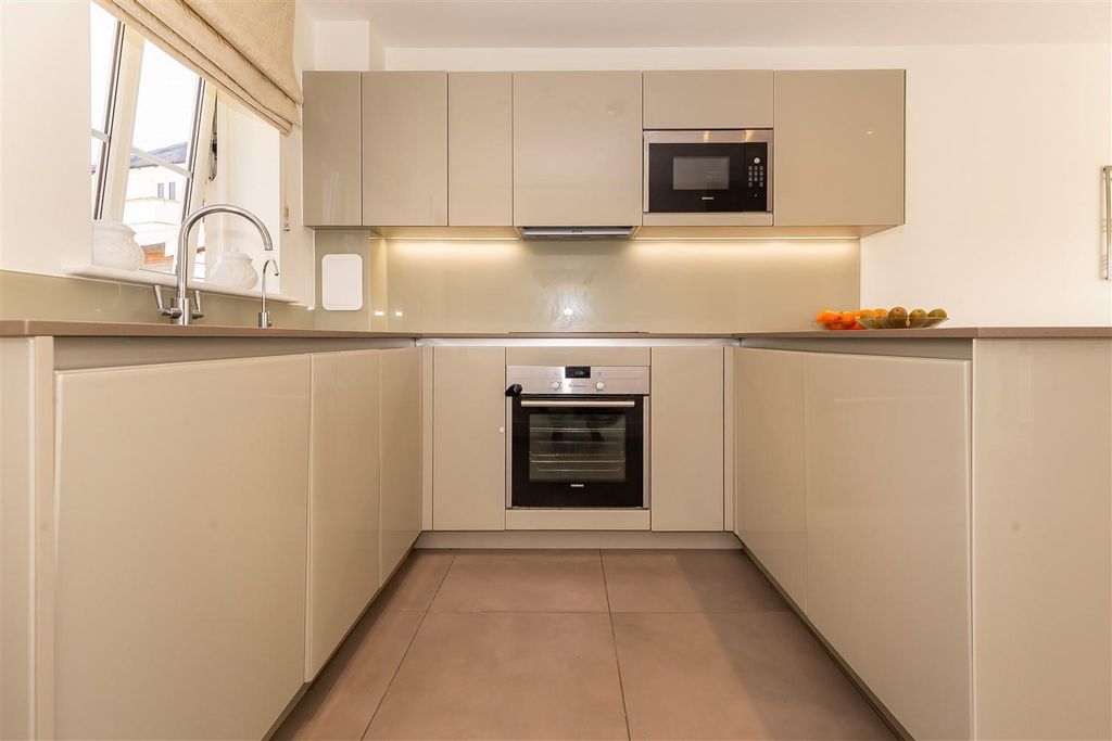 Property photo 3 of 24 39 Buckingham Road (9).Jpg